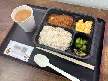 無料の昼食提供