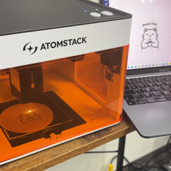 [利用者さん制作]レーザー加工中